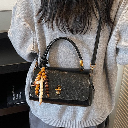 Fiorelle Damen Lumière Mini-Überschlagtasche – Glänzendes, gewachstes PU-Leder, Schulter- und Umhängetasche mit metallischer Verschlusskette