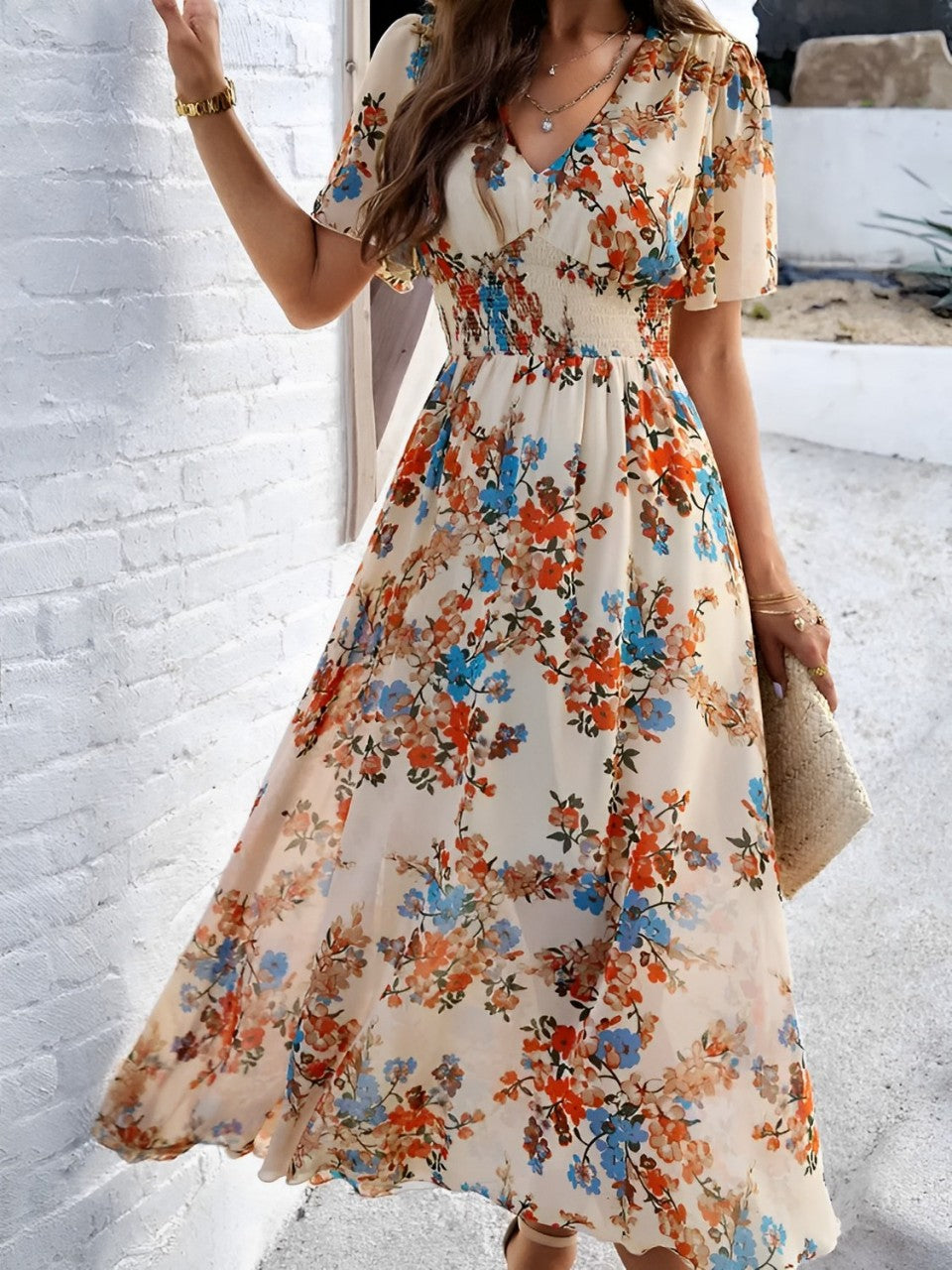 Robe midi fleurie et fluide avec col en V et manches courtes – Salma