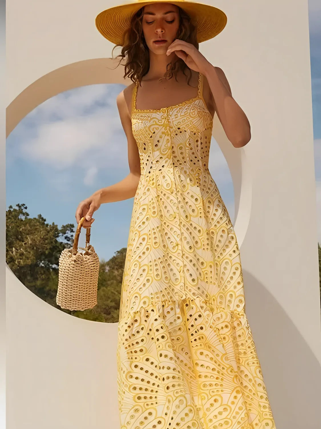 Midi-Kleid mit Lochstickerei, zarten Rüschen und elastischem Rücken – Marina