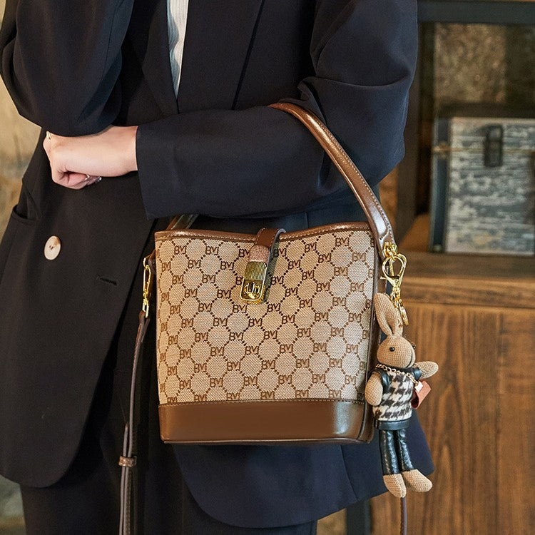 Sac seau pour femme Rabbit Muse de Fiorelle - Motif Heritage et cuir travaillé, modèle convertible avec charme signature et capacité optimisée