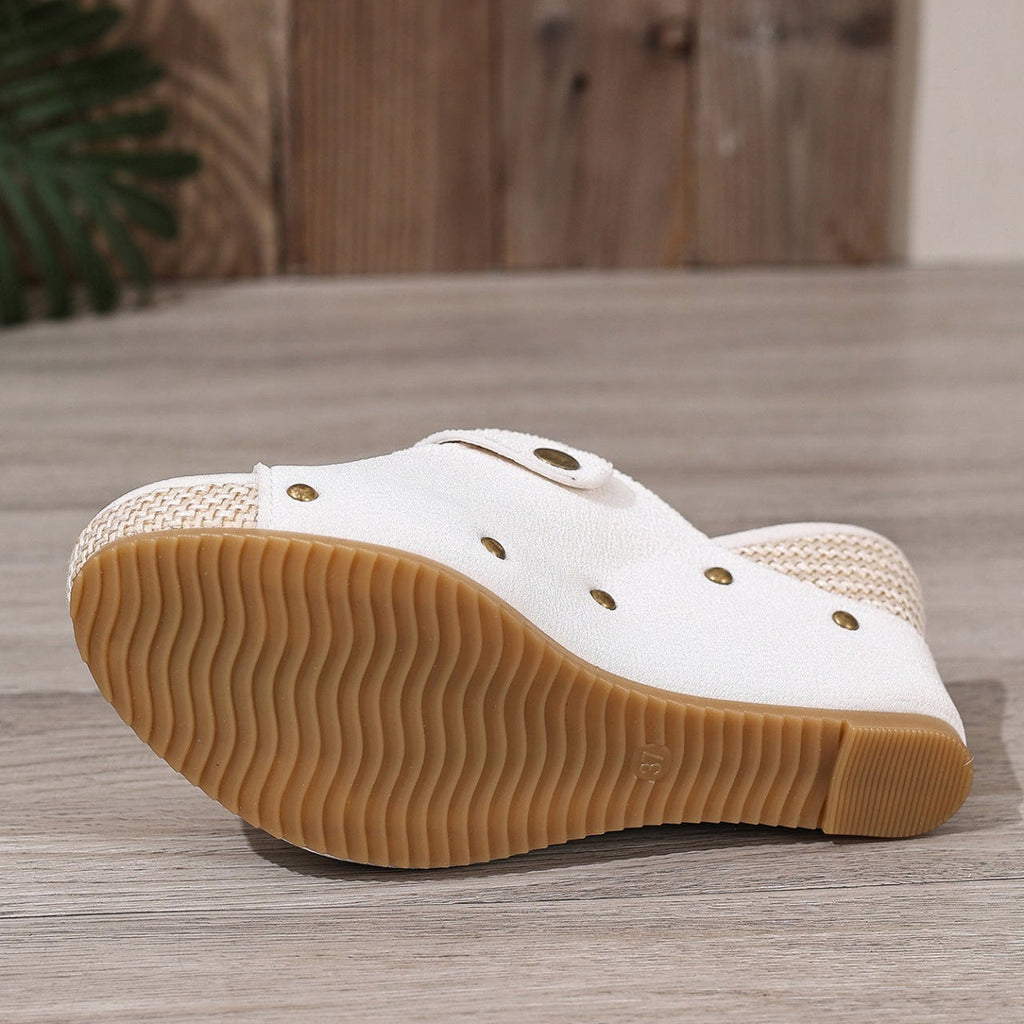 Sandales compensées à plateforme Fiorelle pour femmes avec bride auto-agrippante et rivets – Claquettes épaisses à clous avec bride réglable (US 4–10,5)