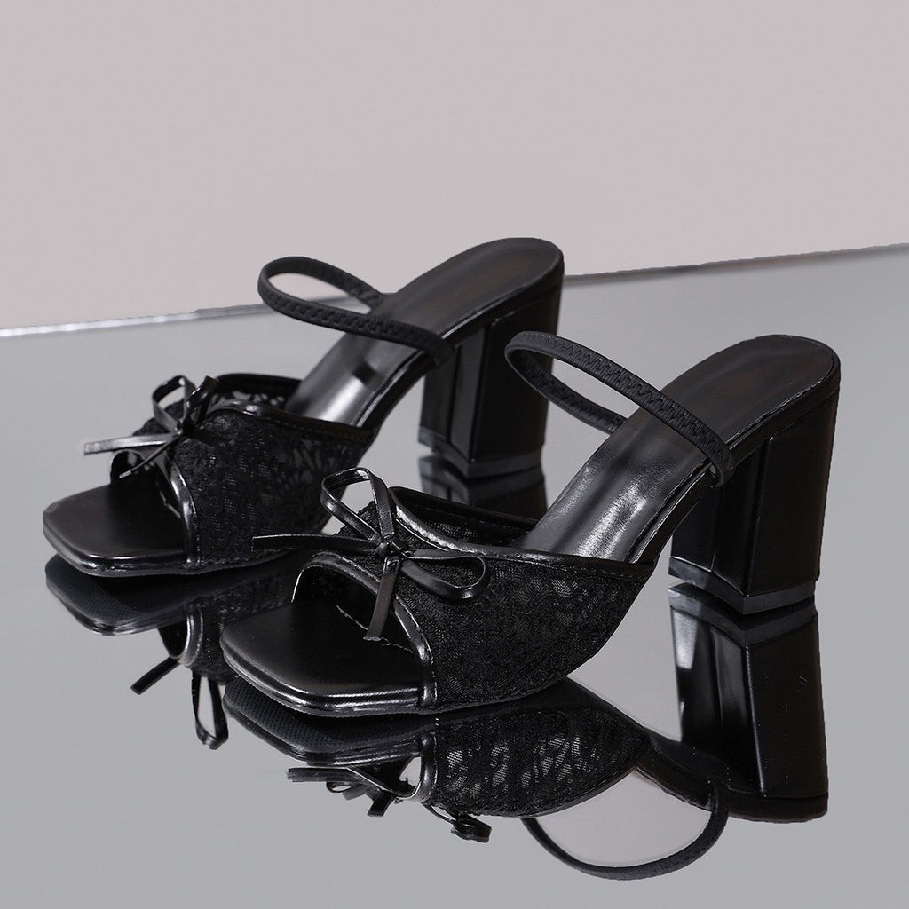 Fiorelle Damen Elarise Sandaletten mit Blockabsatz, Schleifendetail aus Spitze und Karree-Form – Elegante Pantoletten mit klobigem Absatz (US 4–10,5)