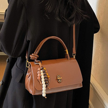 Fiorelle Damen Lumière Mini-Überschlagtasche – Glänzendes, gewachstes PU-Leder, Schulter- und Umhängetasche mit metallischer Verschlusskette