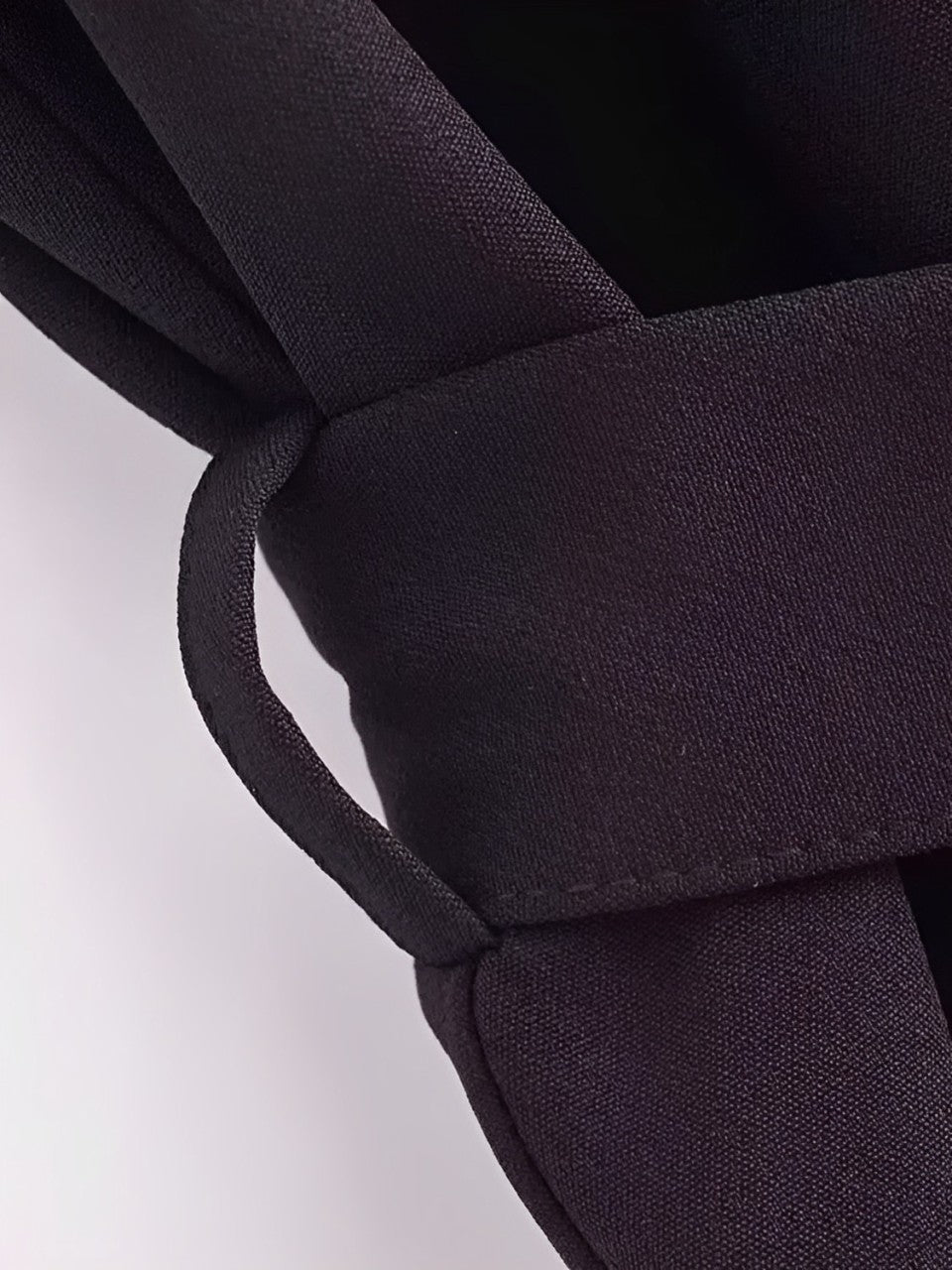 Ärmelloses, tailliertes Midikleid mit Falten und V-Ausschnitt – Simona