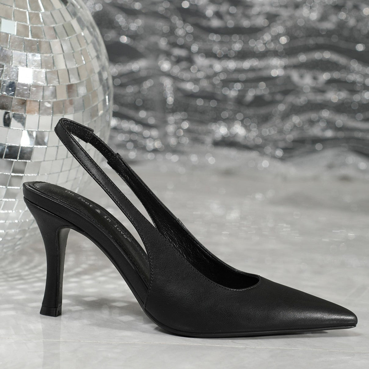 Fiorelle Damen Élise minimalistische High Heels im französischen Stil mit Schnallenriemen und spitzer Zehenpartie – schmale Stiletto-Pumps (US 5–10)