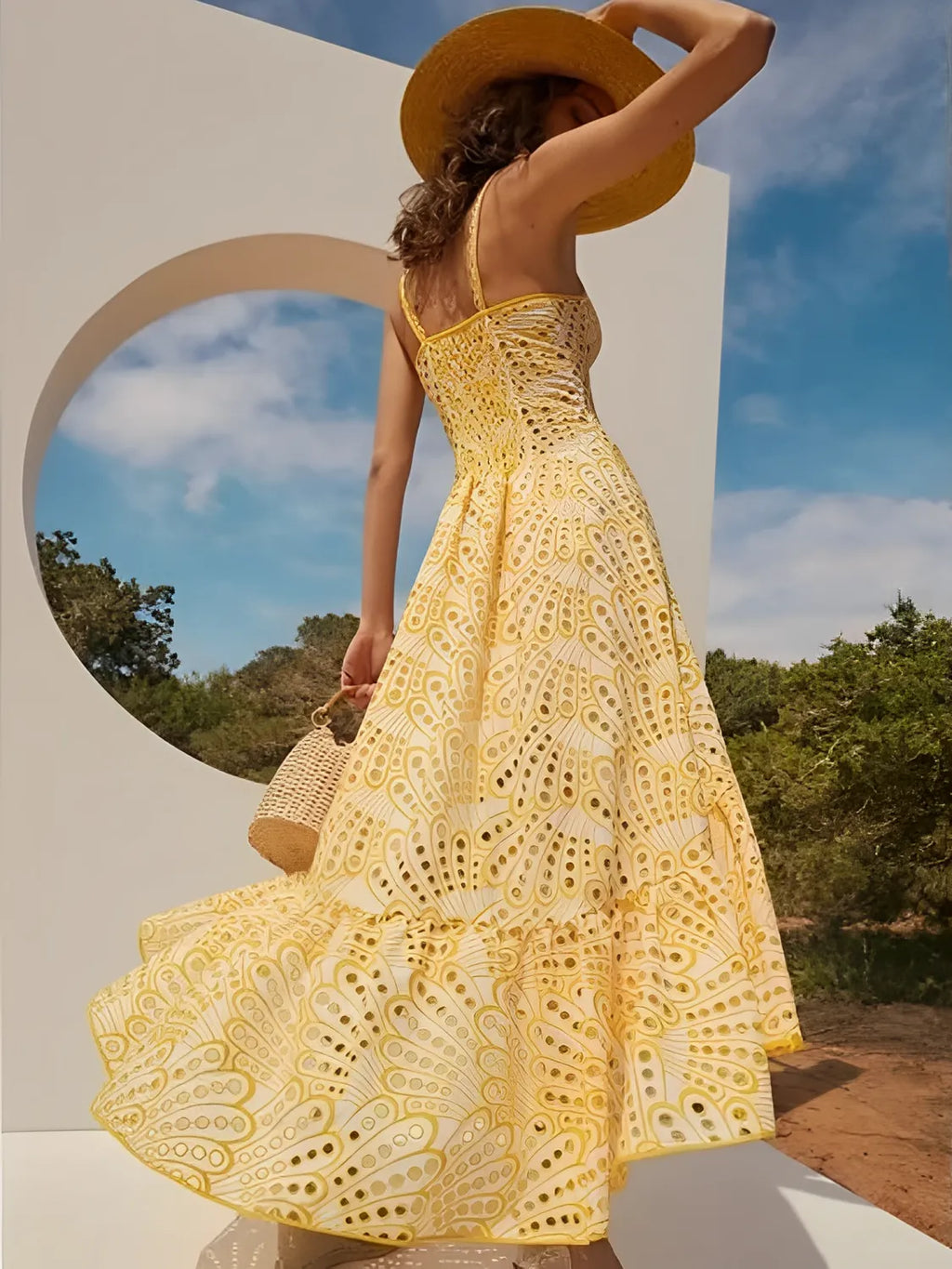 Midi-Kleid mit Lochstickerei, zarten Rüschen und elastischem Rücken – Marina