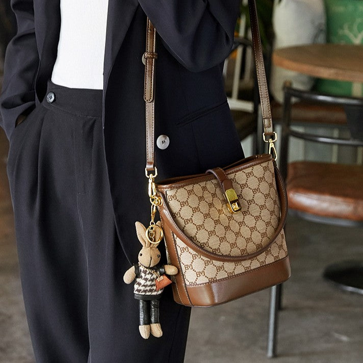 Sac seau pour femme Rabbit Muse de Fiorelle - Motif Heritage et cuir travaillé, modèle convertible avec charme signature et capacité optimisée