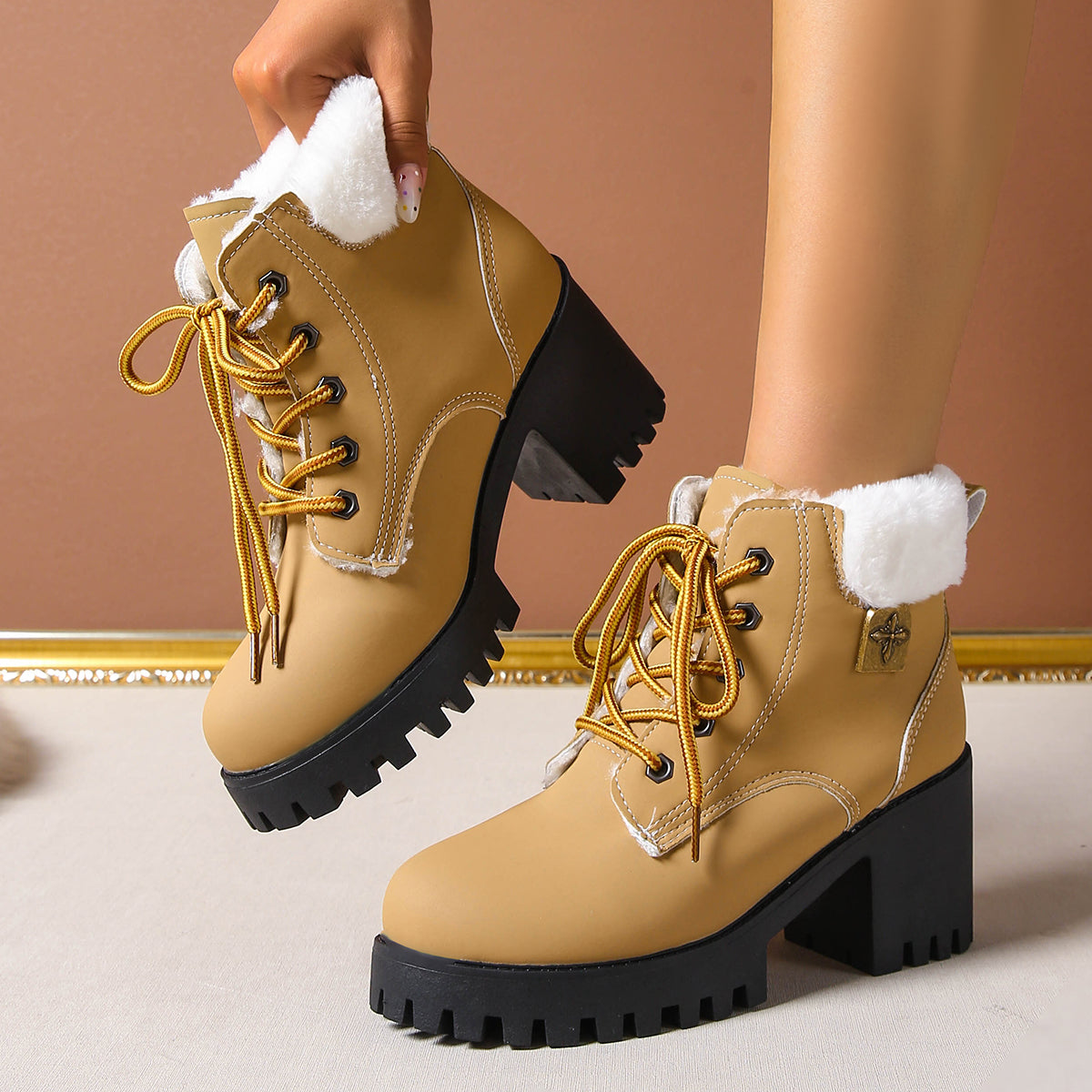 Bottines de combat à lacets en peluche givrée pour femme Fiorelle - Bottines d'hiver à talon bloc et semelle antidérapante pour les trajets quotidiens (US 4-10)