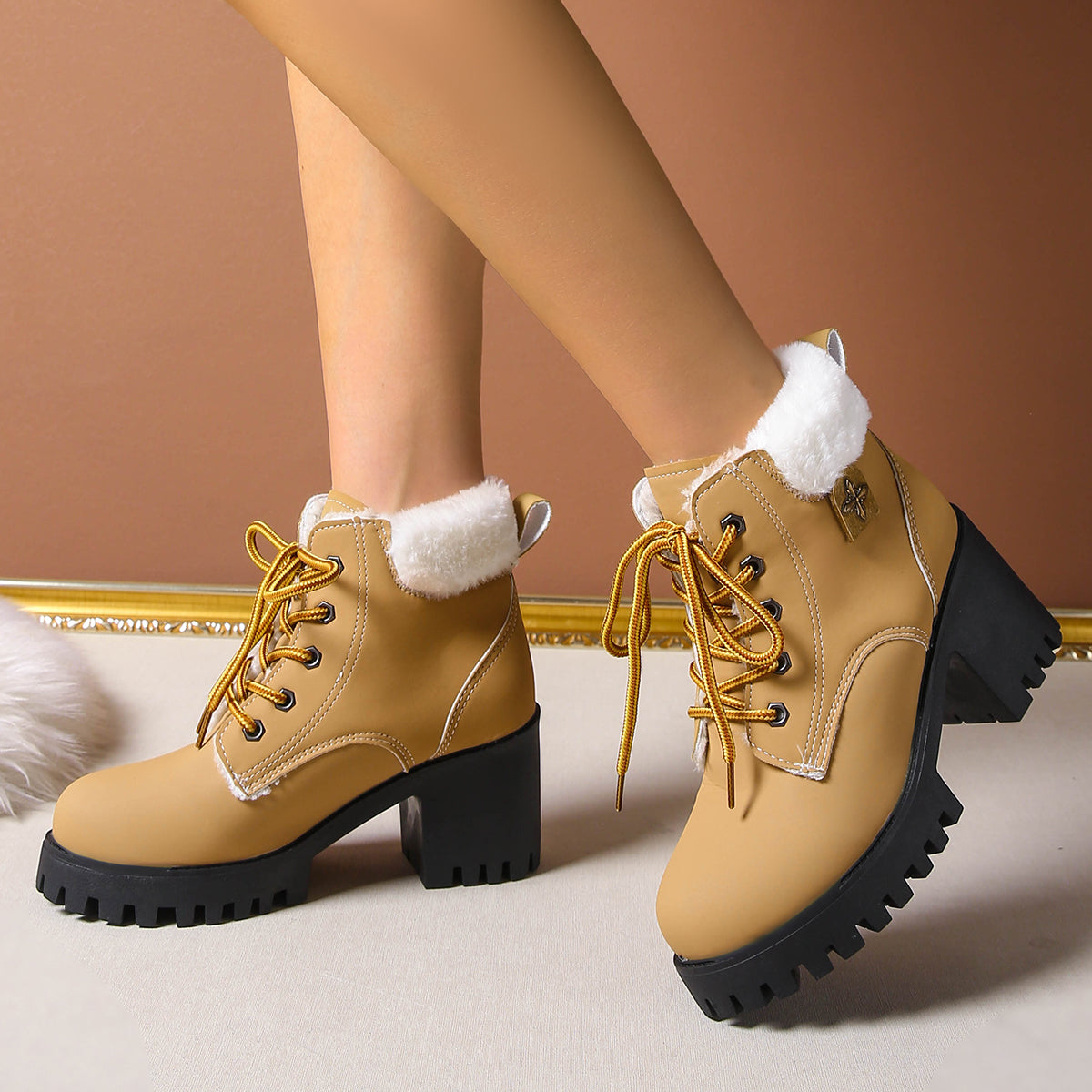 Bottines de combat à lacets en peluche givrée pour femme Fiorelle - Bottines d'hiver à talon bloc et semelle antidérapante pour les trajets quotidiens (US 4-10)