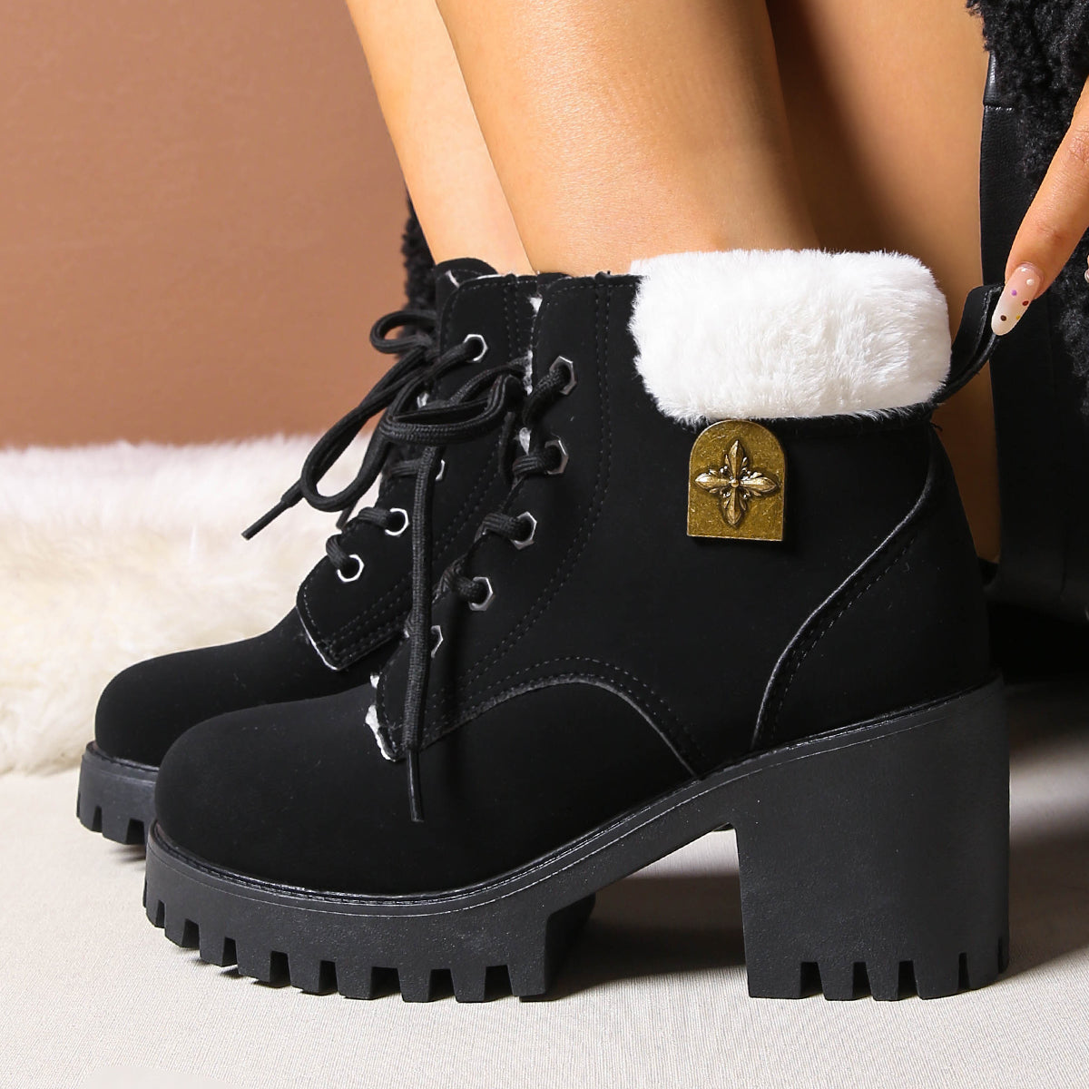 Bottines de combat à lacets en peluche givrée pour femme Fiorelle - Bottines d'hiver à talon bloc et semelle antidérapante pour les trajets quotidiens (US 4-10)