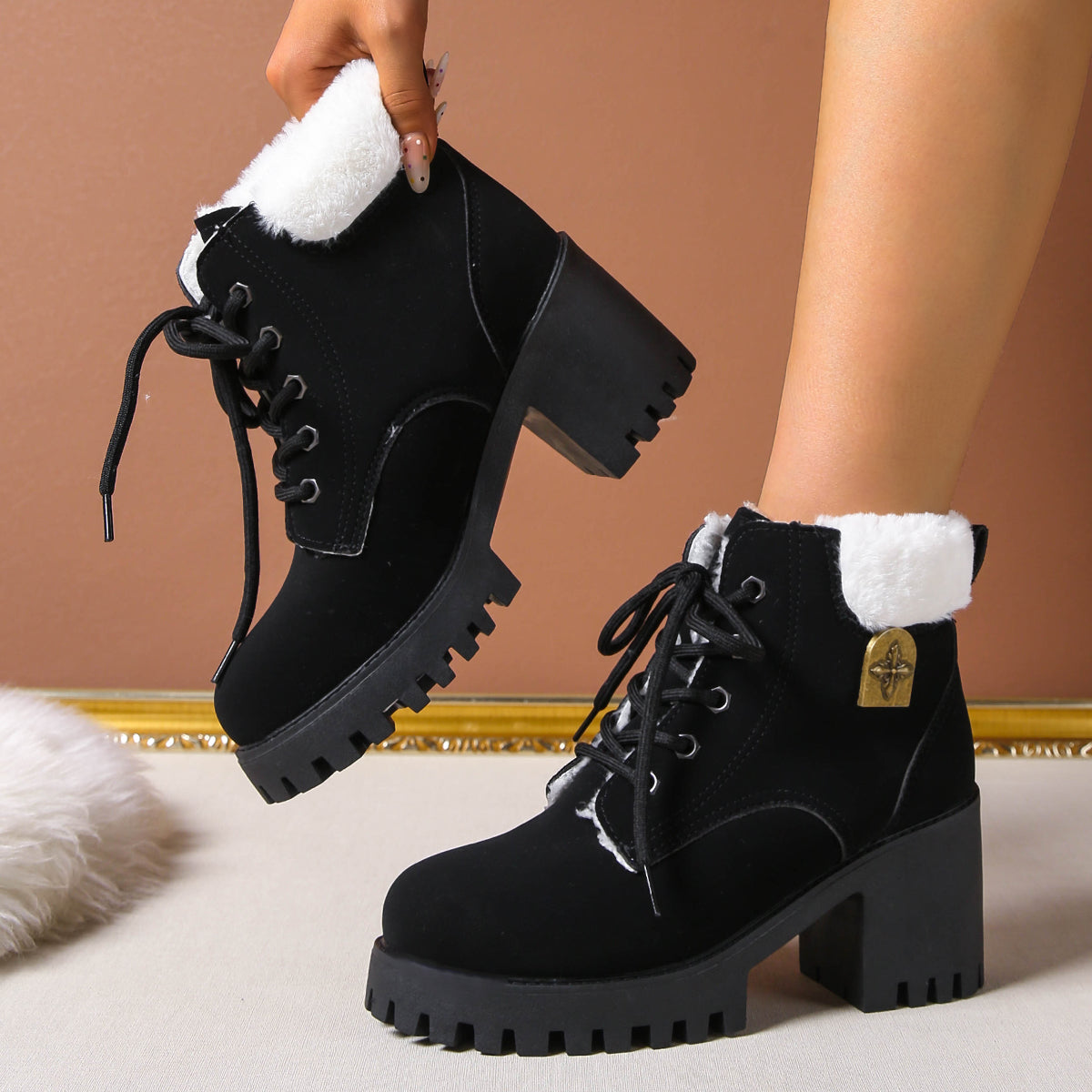 Bottines de combat à lacets en peluche givrée pour femme Fiorelle - Bottines d'hiver à talon bloc et semelle antidérapante pour les trajets quotidiens (US 4-10)
