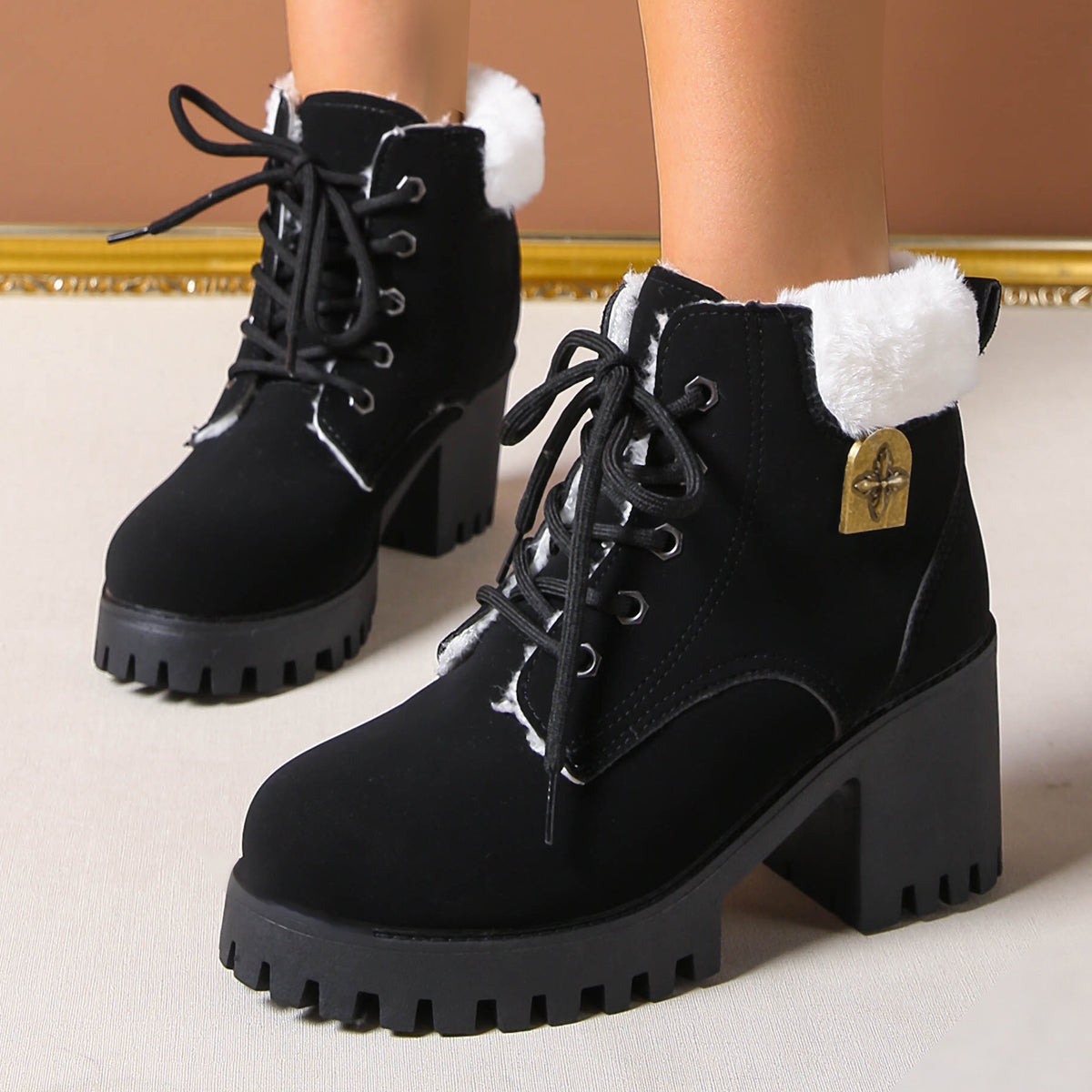 Bottines de combat à lacets en peluche givrée pour femme Fiorelle - Bottines d'hiver à talon bloc et semelle antidérapante pour les trajets quotidiens (US 4-10)