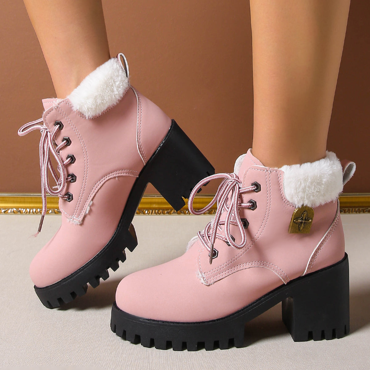 Bottines de combat à lacets en peluche givrée pour femme Fiorelle - Bottines d'hiver à talon bloc et semelle antidérapante pour les trajets quotidiens (US 4-10)