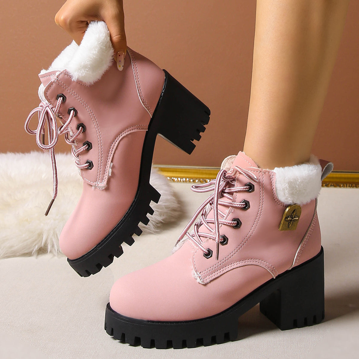 Bottines de combat à lacets en peluche givrée pour femme Fiorelle - Bottines d'hiver à talon bloc et semelle antidérapante pour les trajets quotidiens (US 4-10)