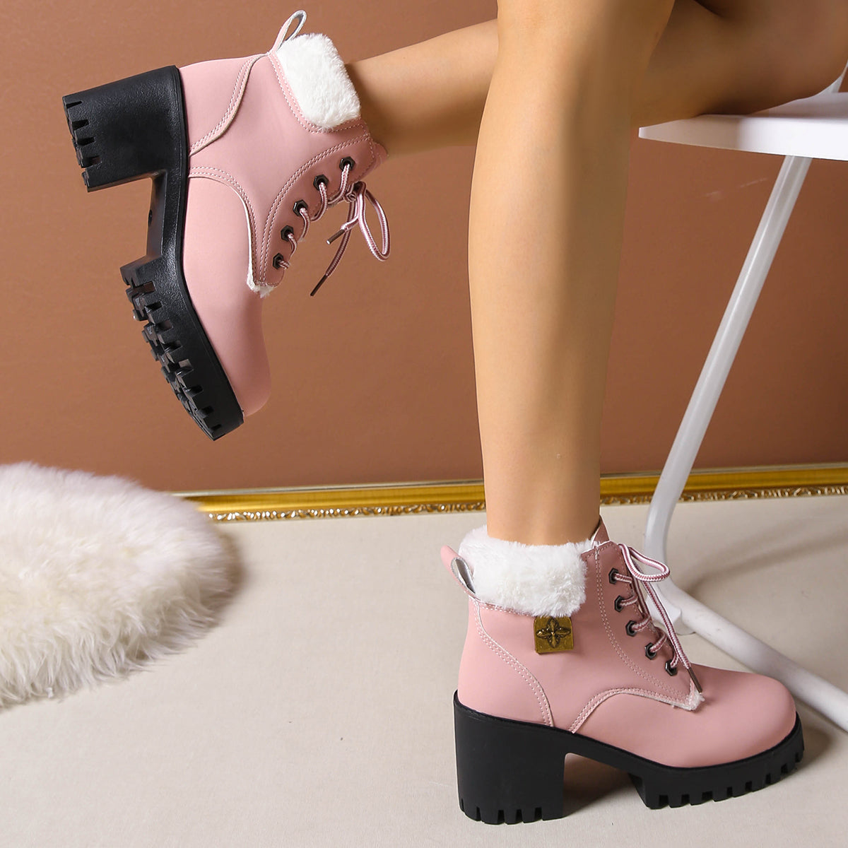 Bottines de combat à lacets en peluche givrée pour femme Fiorelle - Bottines d'hiver à talon bloc et semelle antidérapante pour les trajets quotidiens (US 4-10)