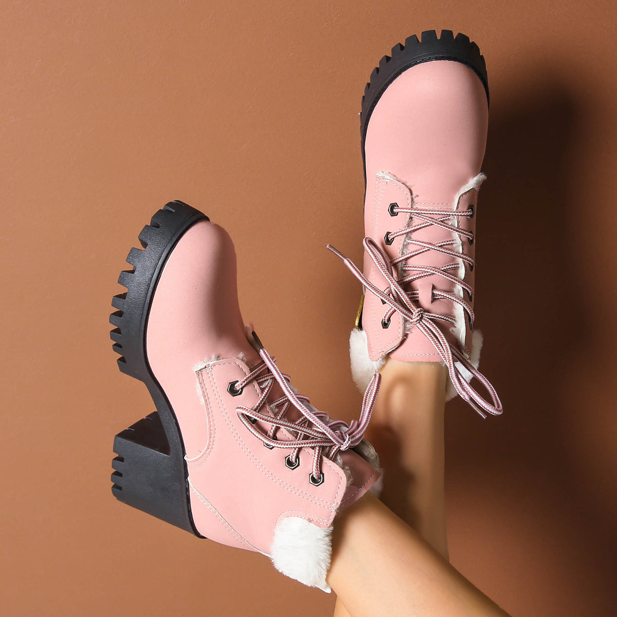 Bottines de combat à lacets en peluche givrée pour femme Fiorelle - Bottines d'hiver à talon bloc et semelle antidérapante pour les trajets quotidiens (US 4-10)