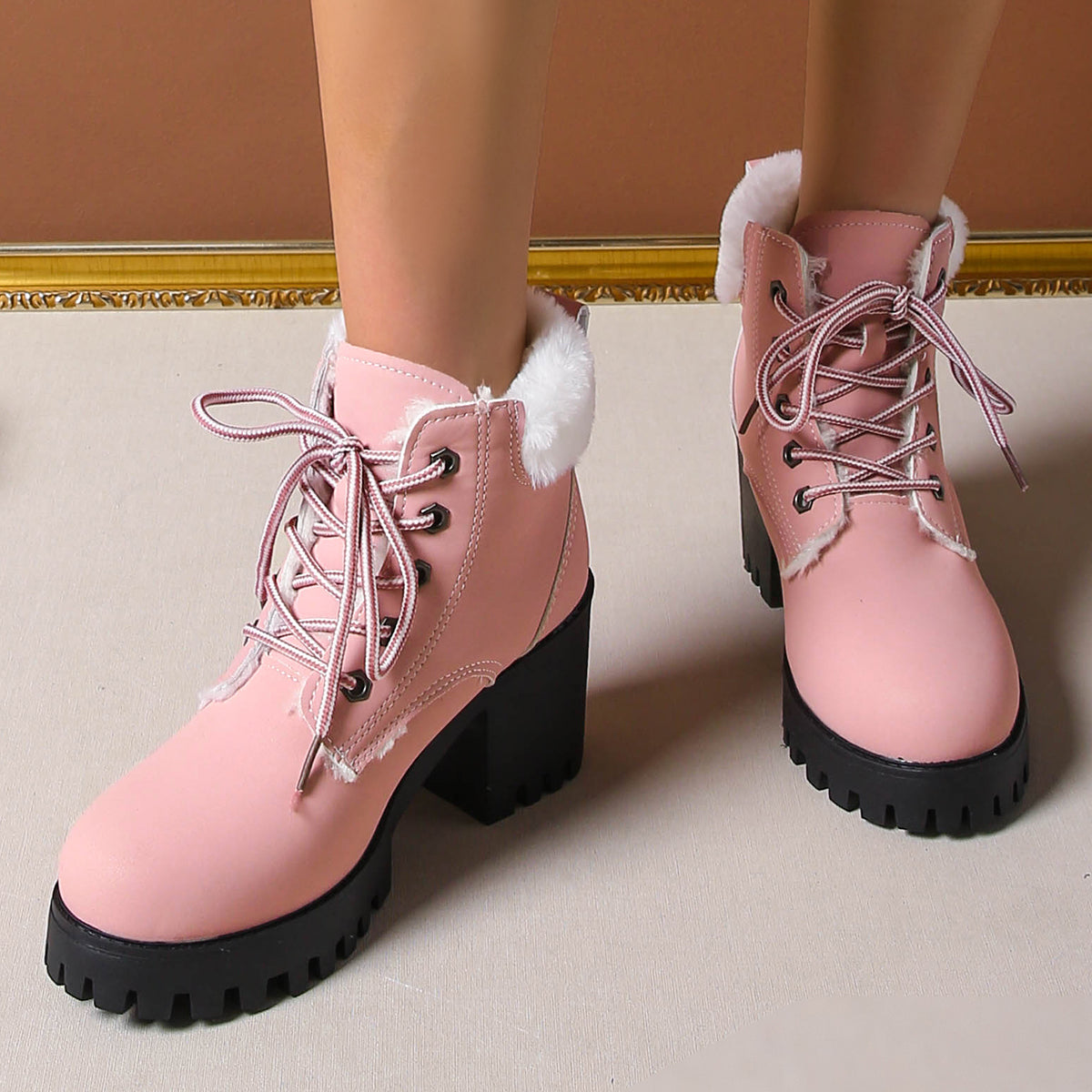 Bottines de combat à lacets en peluche givrée pour femme Fiorelle - Bottines d'hiver à talon bloc et semelle antidérapante pour les trajets quotidiens (US 4-10)
