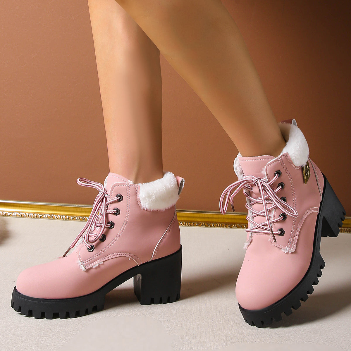 Bottines de combat à lacets en peluche givrée pour femme Fiorelle - Bottines d'hiver à talon bloc et semelle antidérapante pour les trajets quotidiens (US 4-10)