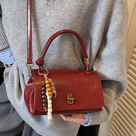 Fiorelle Damen Lumière Mini-Überschlagtasche – Glänzendes, gewachstes PU-Leder, Schulter- und Umhängetasche mit metallischer Verschlusskette