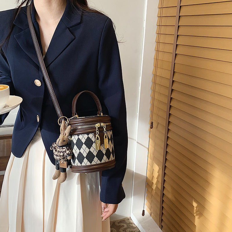 Sac seau Fiorelle pour femme, modèle artisanal matelassé en bandoulière avec charme lapin vintage