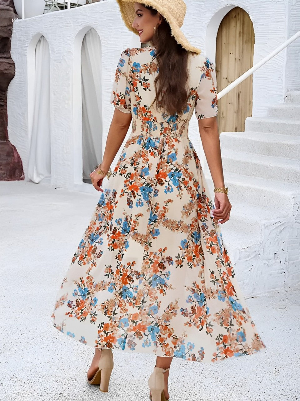 Robe midi fleurie et fluide avec col en V et manches courtes – Salma