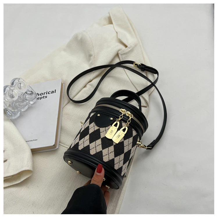 Sac seau Fiorelle pour femme, modèle artisanal matelassé en bandoulière avec charme lapin vintage