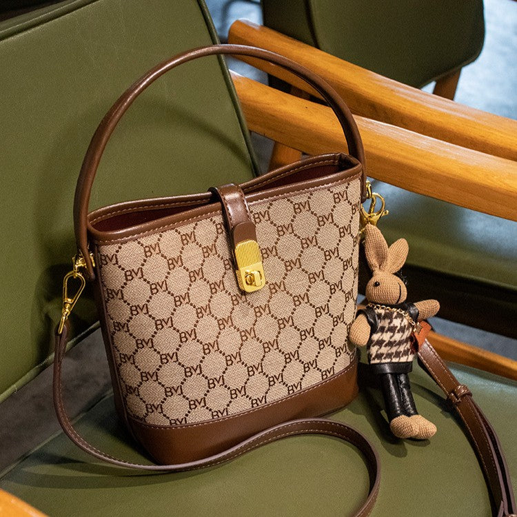 Sac seau pour femme Rabbit Muse de Fiorelle - Motif Heritage et cuir travaillé, modèle convertible avec charme signature et capacité optimisée