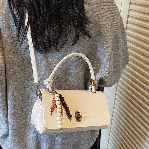 Fiorelle Damen Lumière Mini-Überschlagtasche – Glänzendes, gewachstes PU-Leder, Schulter- und Umhängetasche mit metallischer Verschlusskette