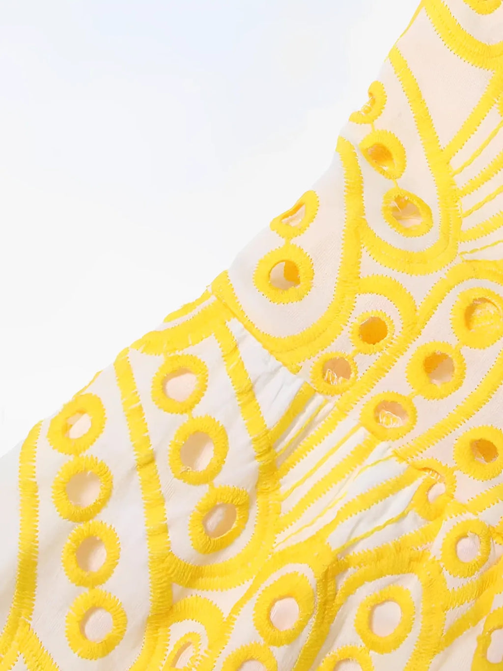 Midi-Kleid mit Lochstickerei, zarten Rüschen und elastischem Rücken – Marina