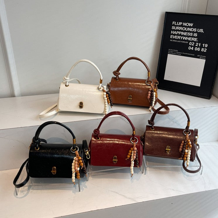 Fiorelle Damen Lumière Mini-Überschlagtasche – Glänzendes, gewachstes PU-Leder, Schulter- und Umhängetasche mit metallischer Verschlusskette