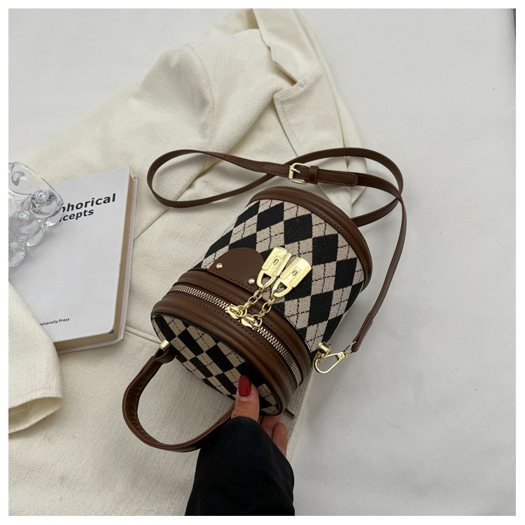 Sac seau Fiorelle pour femme, modèle artisanal matelassé en bandoulière avec charme lapin vintage