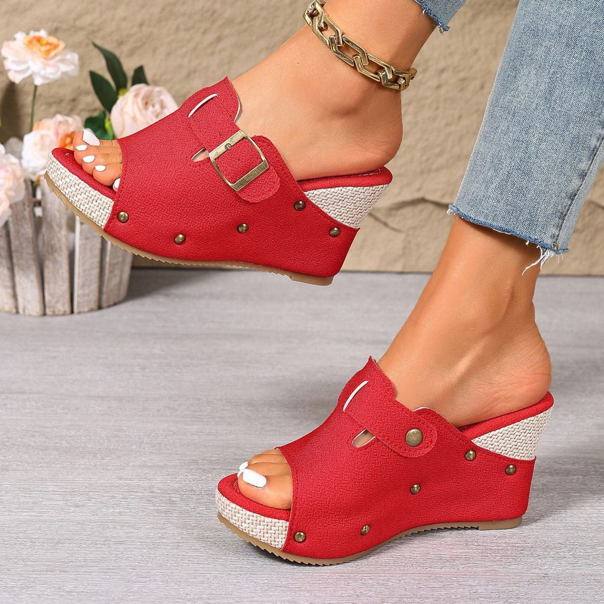 Sandales compensées à plateforme Fiorelle pour femmes avec bride auto-agrippante et rivets – Claquettes épaisses à clous avec bride réglable (US 4–10,5)
