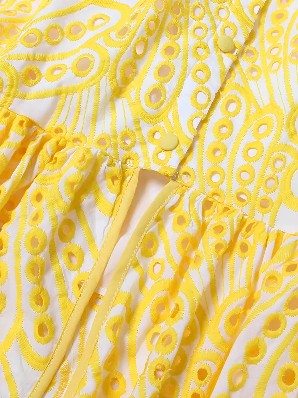 Midi-Kleid mit Lochstickerei, zarten Rüschen und elastischem Rücken – Marina