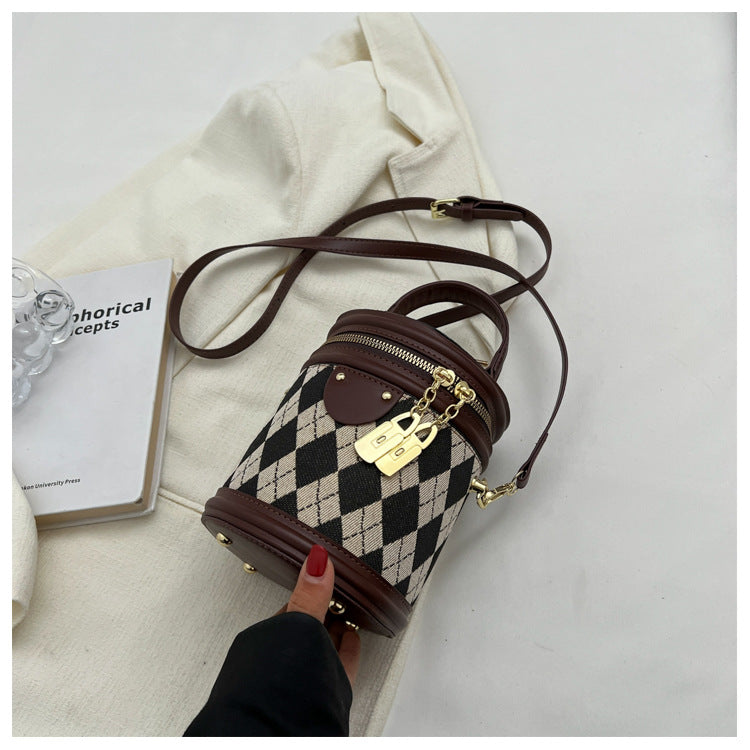 Sac seau Fiorelle pour femme, modèle artisanal matelassé en bandoulière avec charme lapin vintage