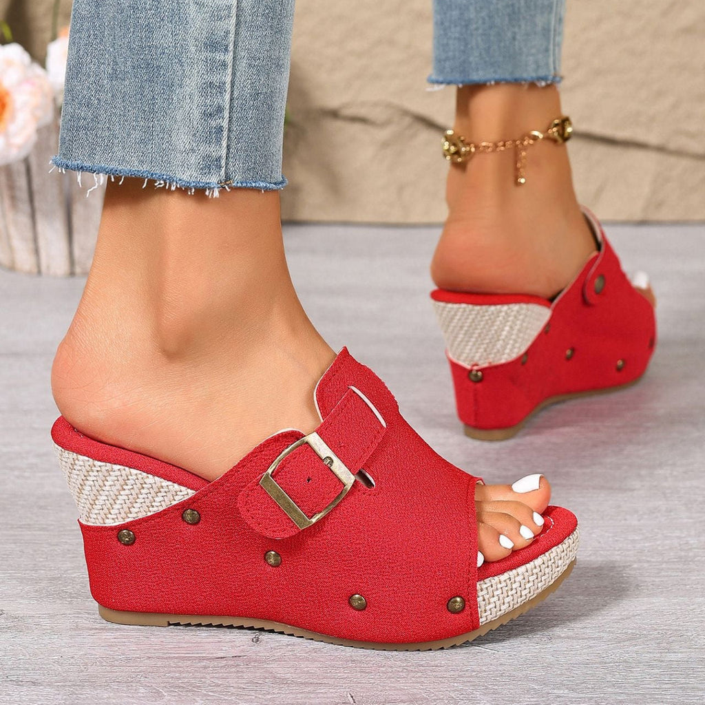 Sandales compensées à plateforme Fiorelle pour femmes avec bride auto-agrippante et rivets – Claquettes épaisses à clous avec bride réglable (US 4–10,5)