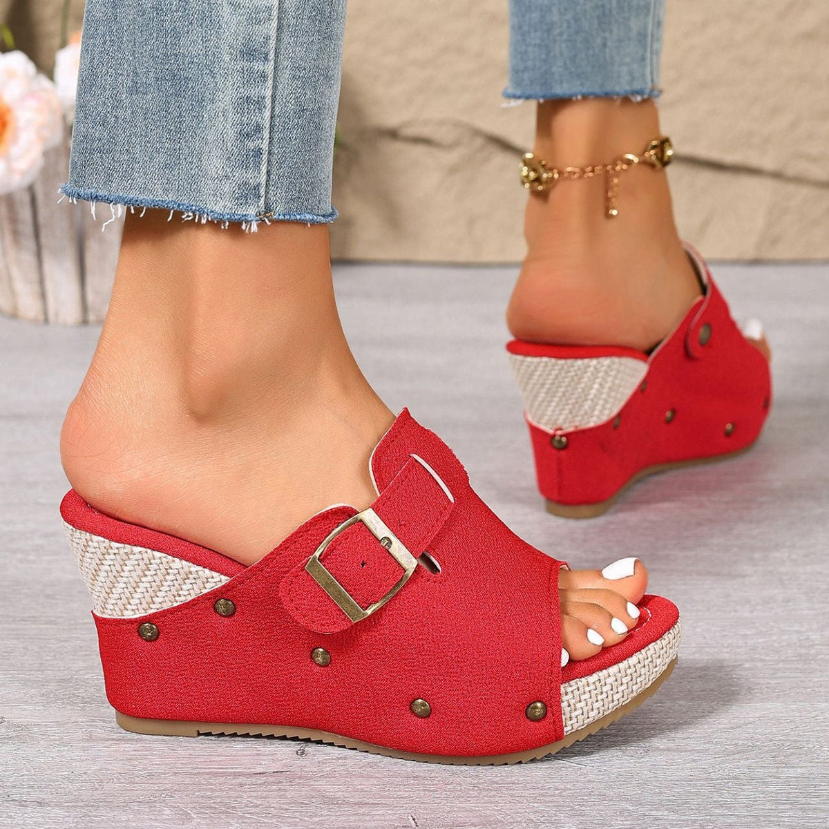Sandales compensées à plateforme Fiorelle pour femmes avec bride auto-agrippante et rivets – Claquettes épaisses à clous avec bride réglable (US 4–10,5)