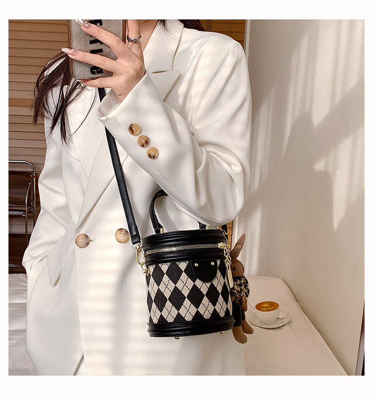 Sac seau Fiorelle pour femme, modèle artisanal matelassé en bandoulière avec charme lapin vintage