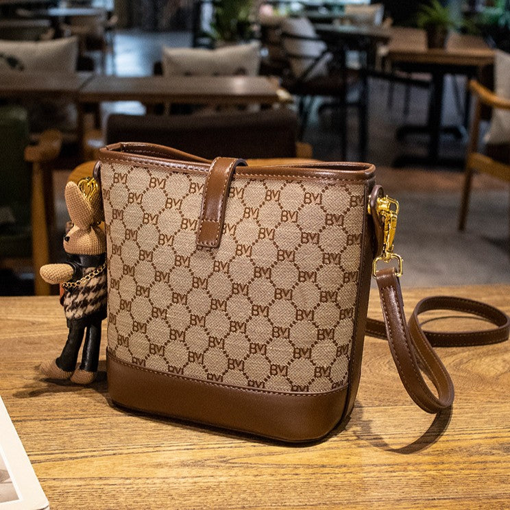 Sac seau pour femme Rabbit Muse de Fiorelle - Motif Heritage et cuir travaillé, modèle convertible avec charme signature et capacité optimisée