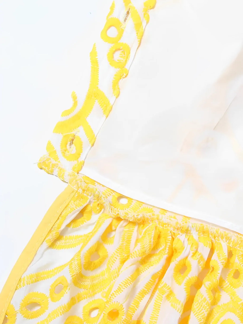 Midi-Kleid mit Lochstickerei, zarten Rüschen und elastischem Rücken – Marina