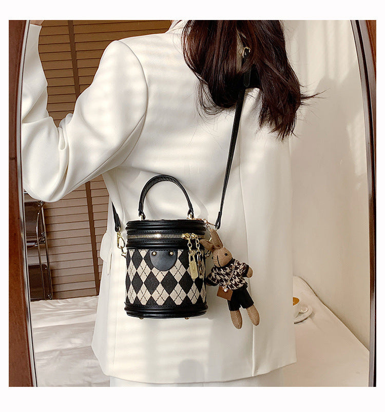 Sac seau Fiorelle pour femme, modèle artisanal matelassé en bandoulière avec charme lapin vintage