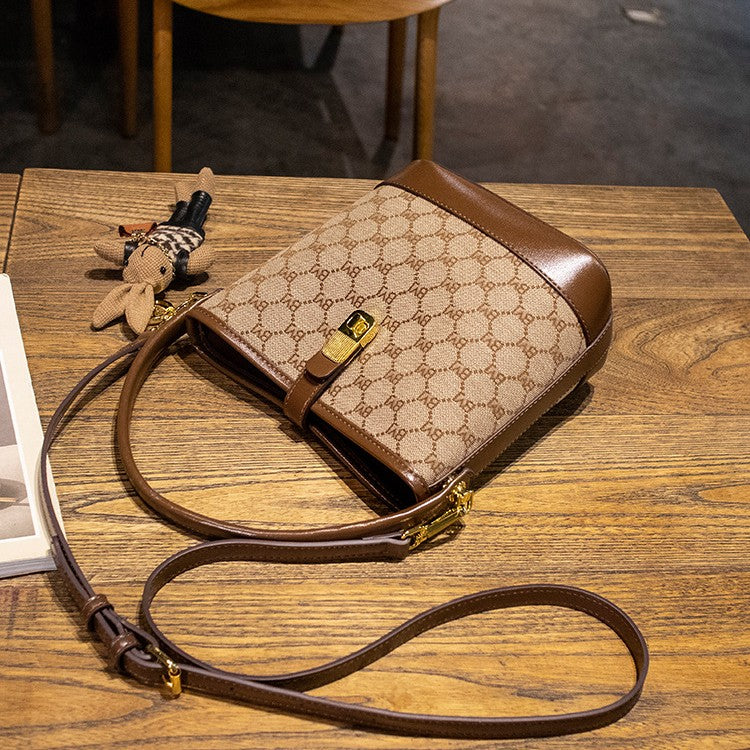 Sac seau pour femme Rabbit Muse de Fiorelle - Motif Heritage et cuir travaillé, modèle convertible avec charme signature et capacité optimisée