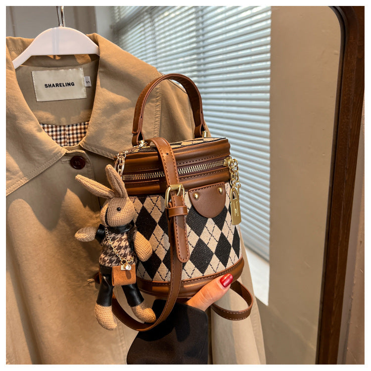 Sac seau Fiorelle pour femme, modèle artisanal matelassé en bandoulière avec charme lapin vintage