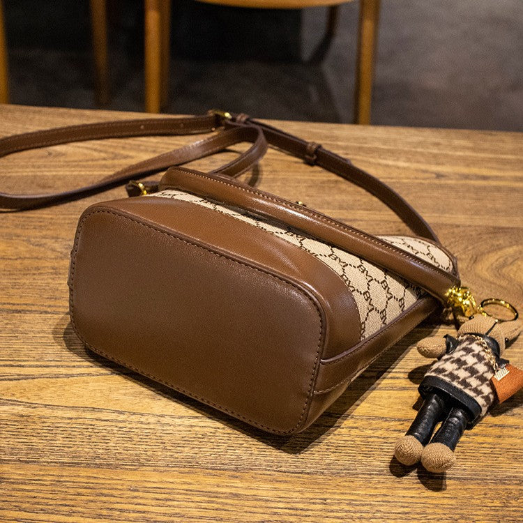 Sac seau pour femme Rabbit Muse de Fiorelle - Motif Heritage et cuir travaillé, modèle convertible avec charme signature et capacité optimisée