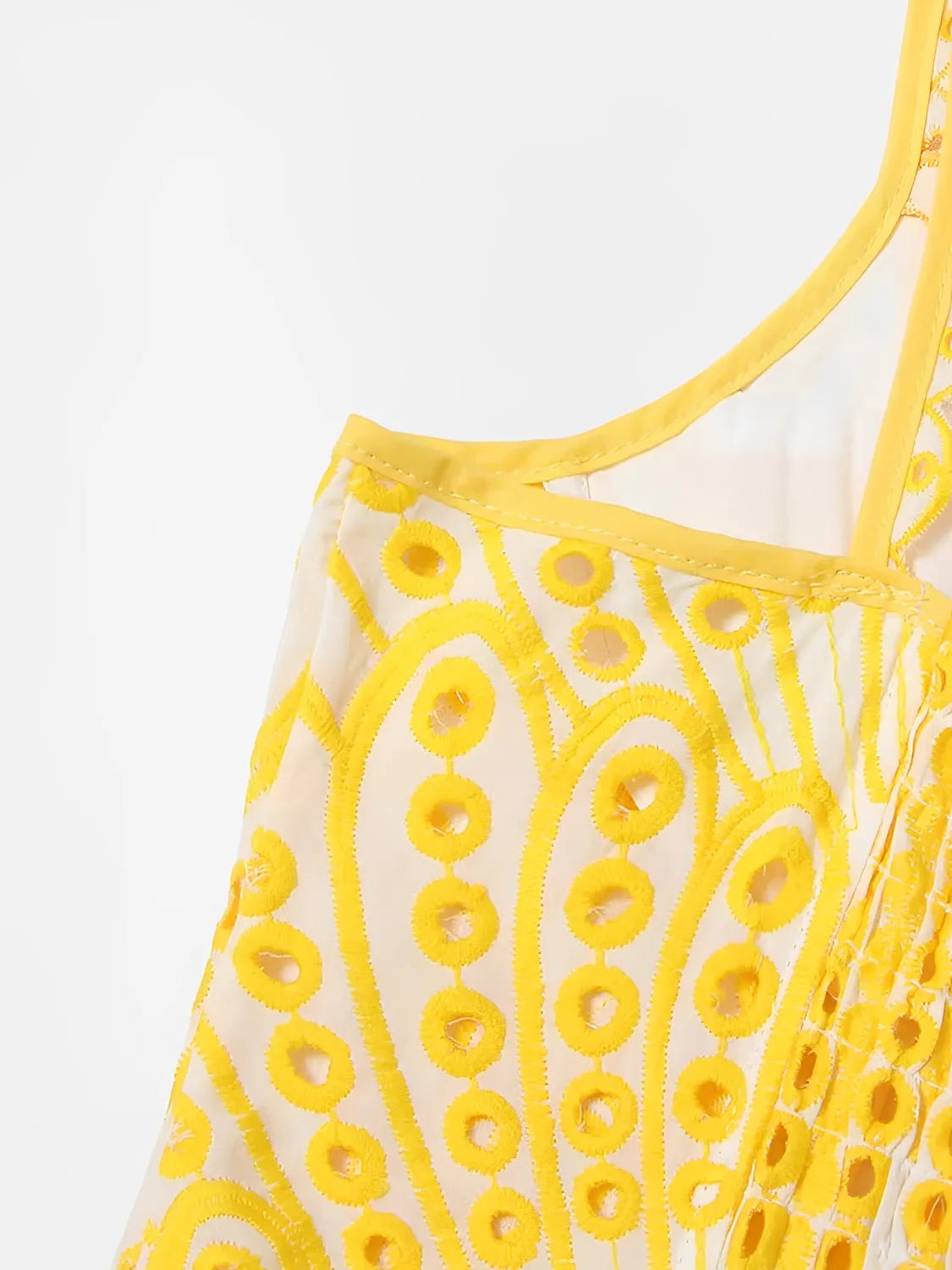 Midi-Kleid mit Lochstickerei, zarten Rüschen und elastischem Rücken – Marina