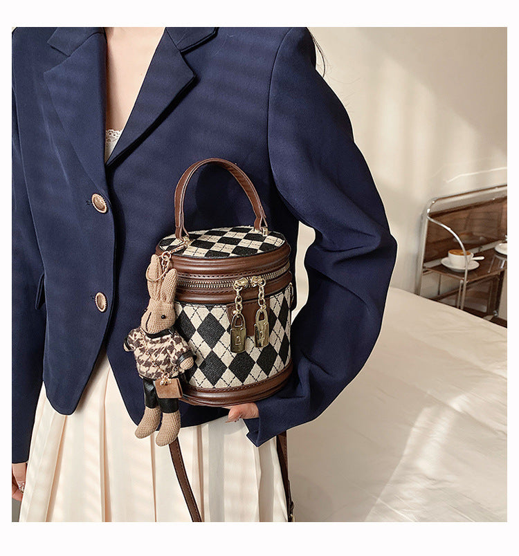 Sac seau Fiorelle pour femme, modèle artisanal matelassé en bandoulière avec charme lapin vintage