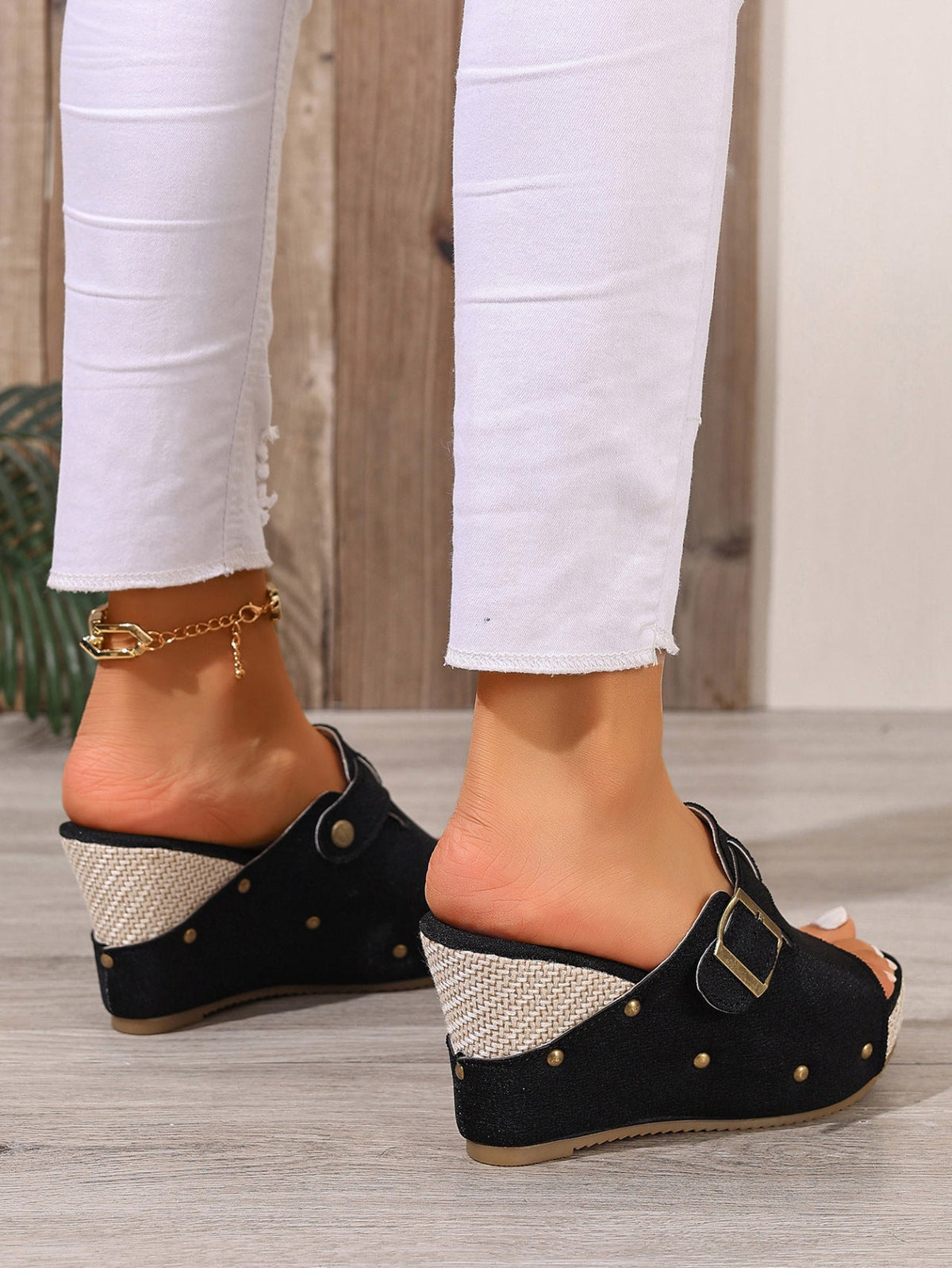 Sandales compensées à plateforme Fiorelle pour femmes avec bride auto-agrippante et rivets – Claquettes épaisses à clous avec bride réglable (US 4–10,5)