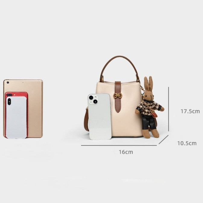 Fiorelle Damen-Beuteltasche mit Bunny-Anhänger – Wandelbare Tasche aus Rindsleder mit skulpturalem Verschluss & charakteristischer Verspieltheit
