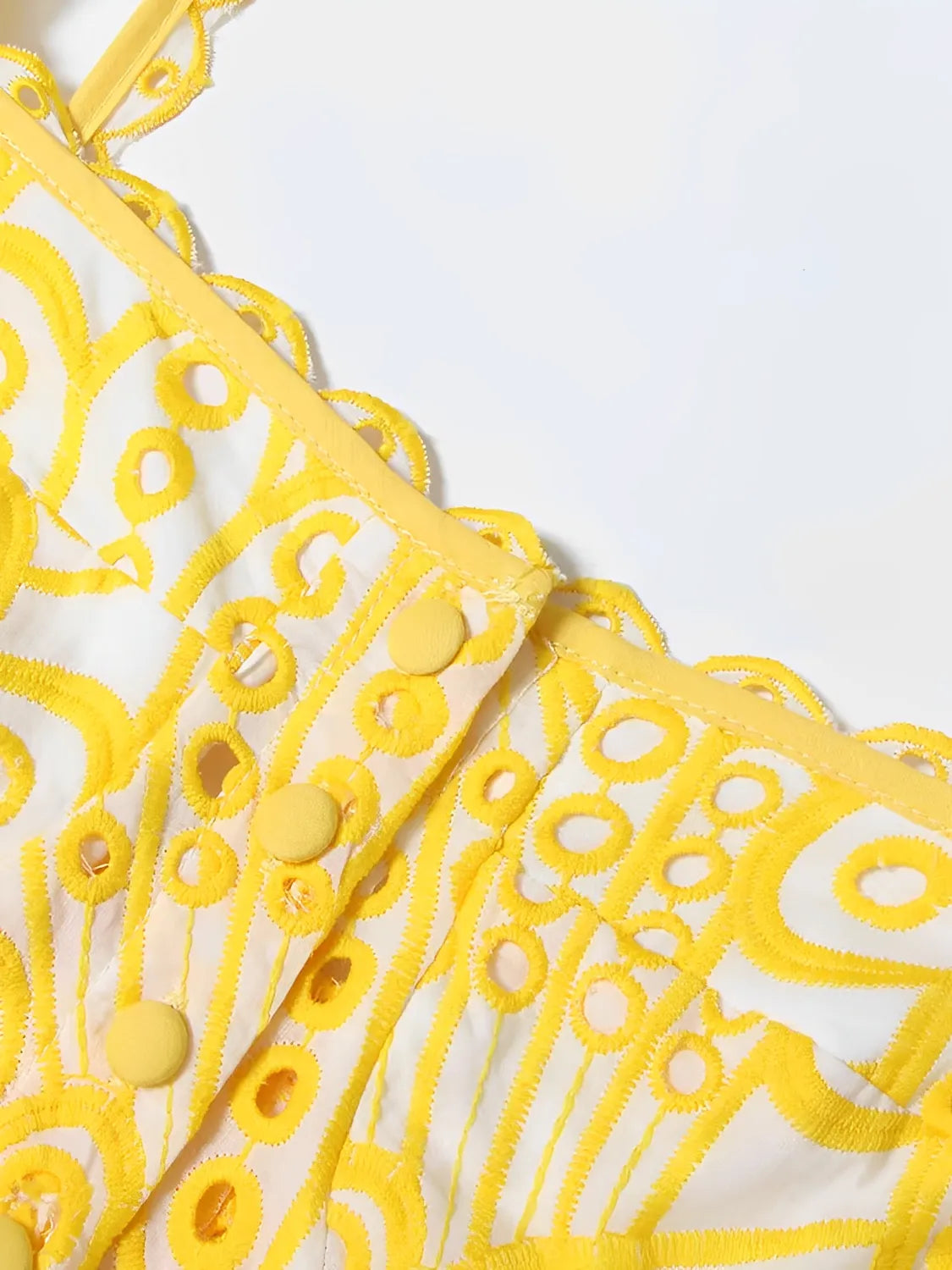 Midi-Kleid mit Lochstickerei, zarten Rüschen und elastischem Rücken – Marina