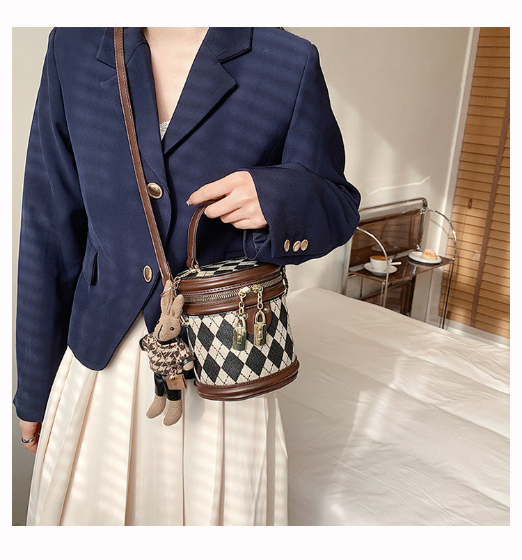 Sac seau Fiorelle pour femme, modèle artisanal matelassé en bandoulière avec charme lapin vintage