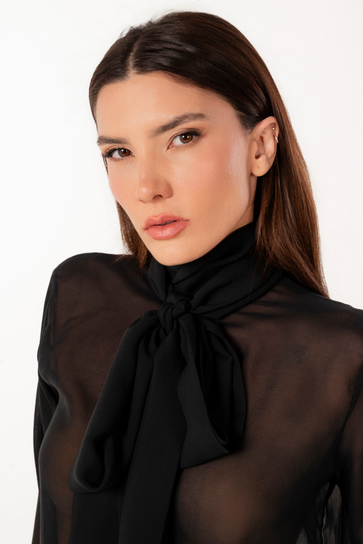 ÉXI-SIENNA SEIDENBLUSE SCHWARZ